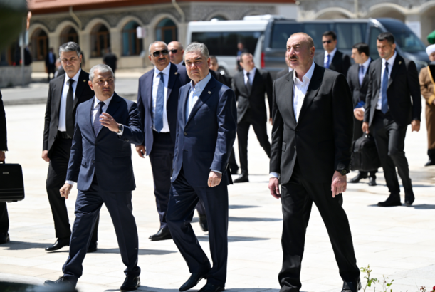 İlham Əliyev və Türkmənistan Xalq Məsləhətinin sədri Şuşada Natəvanın, Bülbülün və Üzeyir Hacıbəylinin gülləbaran edilmiş heykəllərinə baxıblar - FOTOLAR