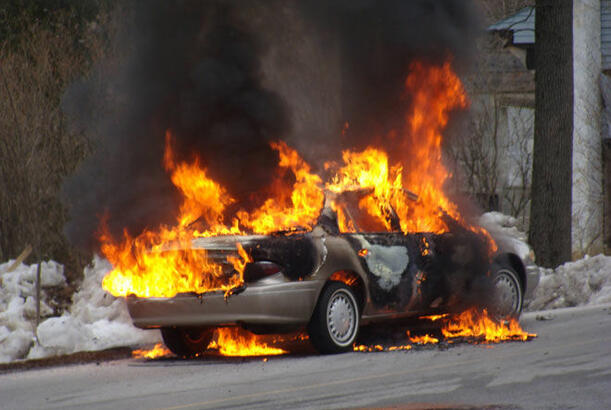 Yasamalda avtomobil yanıb, tıxac yaranıb