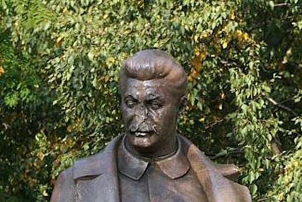Stalinin heykəlinin üzü sındırılıb...