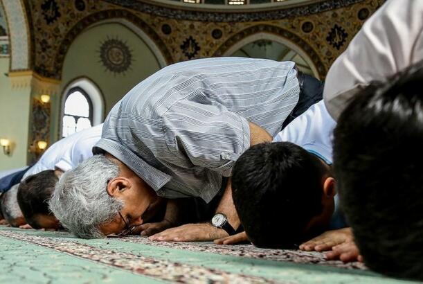 “İcazəsiz” namaz qıldığına görə cərimələnib...