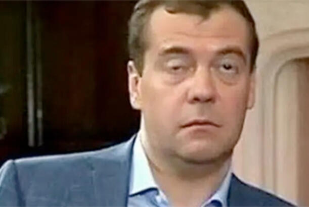 Medvedev sükutu pozur...