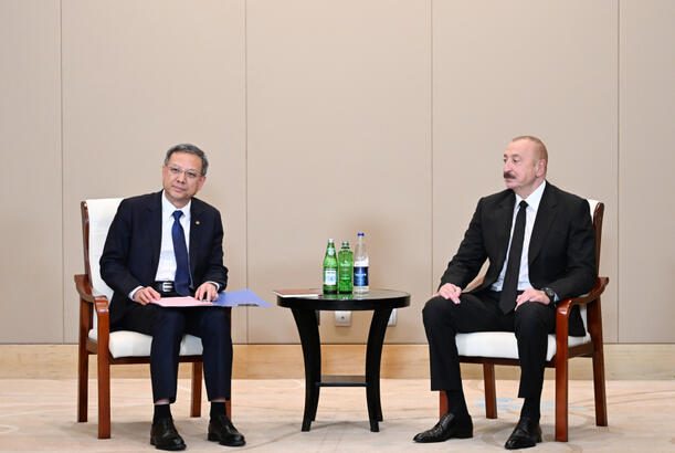 İlham Əliyev Tiencində "China Energy Engineering Corporation Limited" şirkətinin rəhbəri vəzifəsini icra edən Ni Cen ilə görüşüb - FOTO 