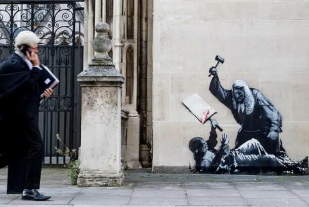Benksinin yeni sənət əsəri London Ali Məhkəməsində görünür...