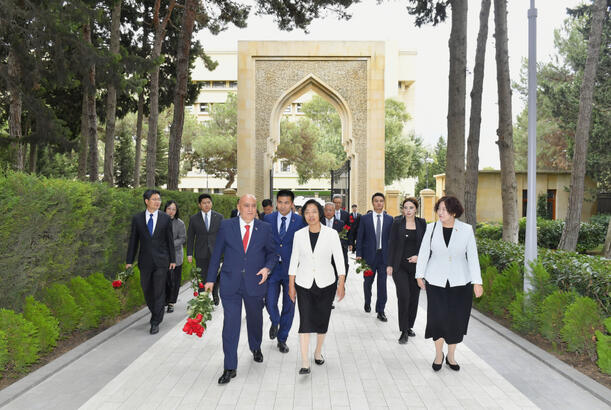 Çin nümayəndə heyəti Ulu Öndərin məzarını və Şəhidlər xiyabanını ziyarət edib - FOTO