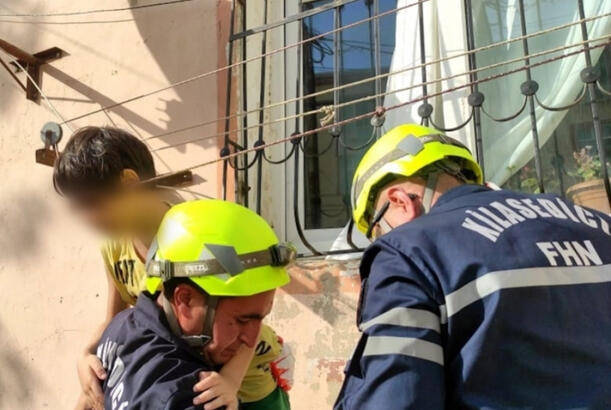 FHN-in xilasediciləri bağlı qapı arxasında qalan azyaşlıları xilas edib