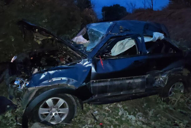 Xaçmazda minik avtomobili çaya aşıb, yaralananlar var