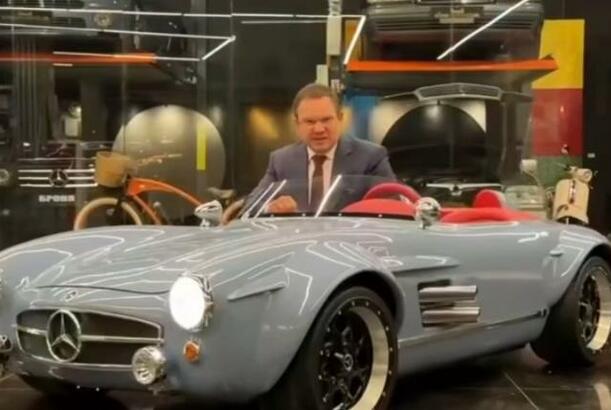 Mercedes-Benz SL300-ün miniatür surəti videoya çəkilib…
