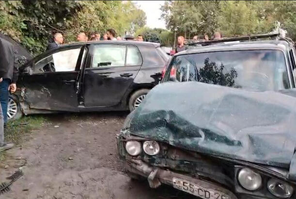 Şəkidə minik avtomobilləri toqquşub, xəsarət alanlar var
