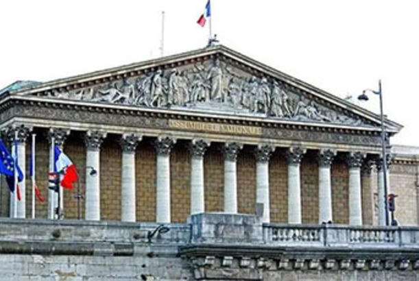 Solçu partiya Makronun istefasını tələb edirdi...