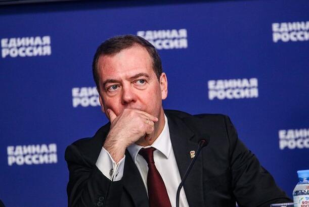 Medvedev Trampın ağılsız dilənçi Zelenski ilə görüşünü şərh edib...