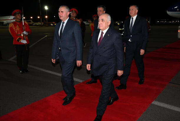 Baş nazir Əli Əsədov Gürcüstana işgüzar səfər edib