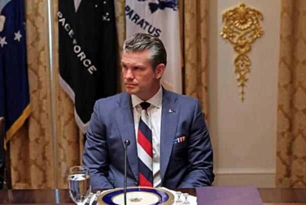 Pentaqon Heqsetin rus üçrənglisi ilə əlaqəsi haqqında zarafat edib...