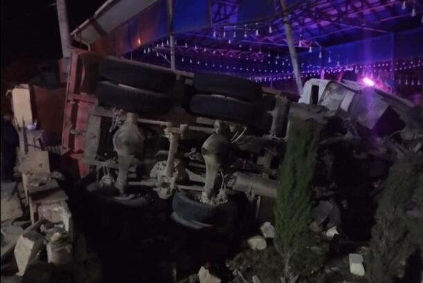Yük maşını yol kənarındakı restorana girdi