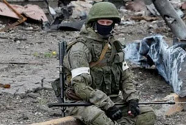 Onlarla yanmış və ya parçalanmış rus əsgərinin cəsədi açıq havada uzanıb...