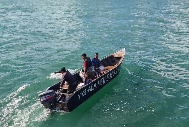 Xəzərdə balıqçı qayığı zədələnib, üç nəfər xilas edilib - VİDEO