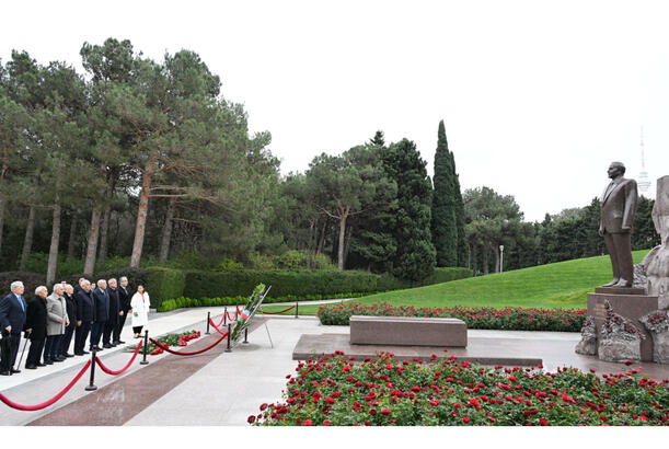 TDT-nin Ağsaqqallar Şurasının üzvləri Ulu Öndərin məzarını və Şəhidlər xiyabanını ziyarət ediblər