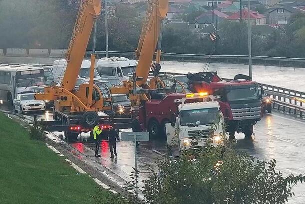 Zığ şosesində yük avtomobili aşıb, sıxlıq yaranıb - FOTO 