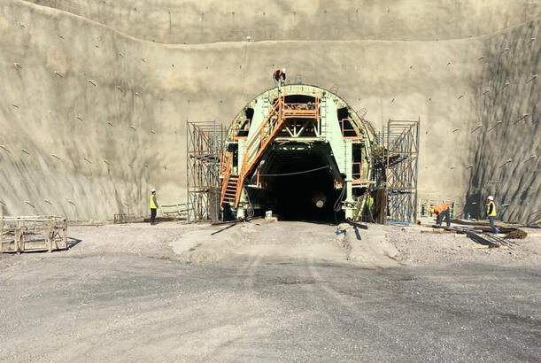 Zəngəzur yollarında dəmir iradə...