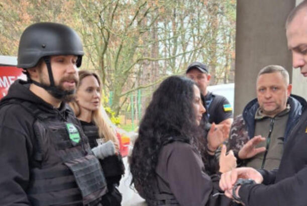 Ancelina Coli Ukrayna sərhədini piyada keçib...