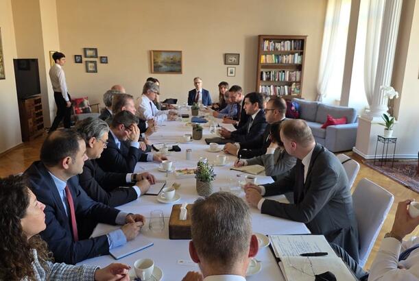 Hikmət Hacıyev NATO nümayəndə heyəti ilə sülh gündəliyini müzakirə edib