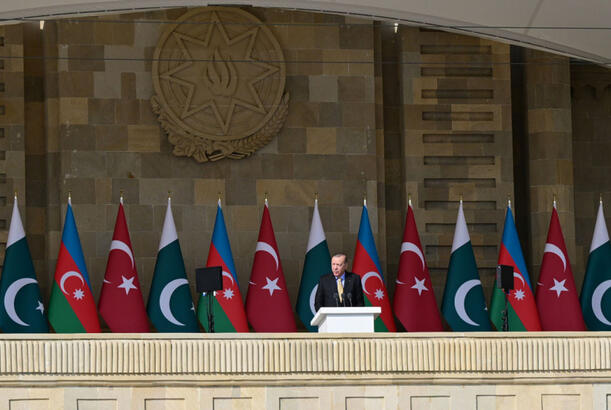 Türkiyə Prezidenti Bakıda keçirilən hərbi paradda Məmməd Arazın şeirini səsləndirib