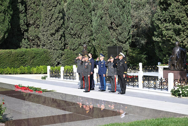 Müdafiə Nazirliyinin kollektivi Ulu Öndər Heydər Əliyevin və şəhidlərin məzarlarını ziyarət ediblər