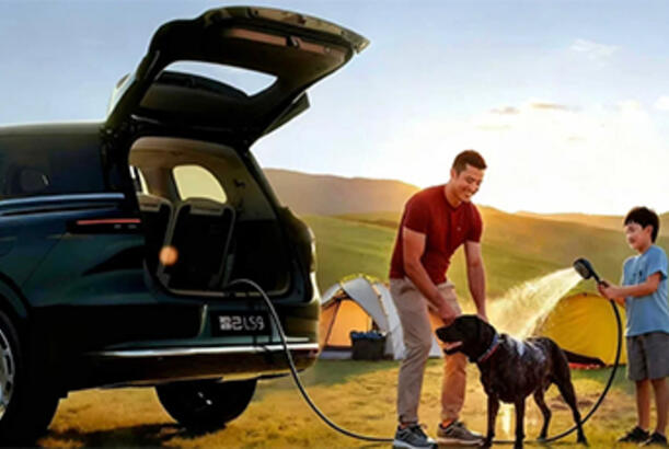 Baqaj hissəsində duş kabini olan elektrikli premium krossover...