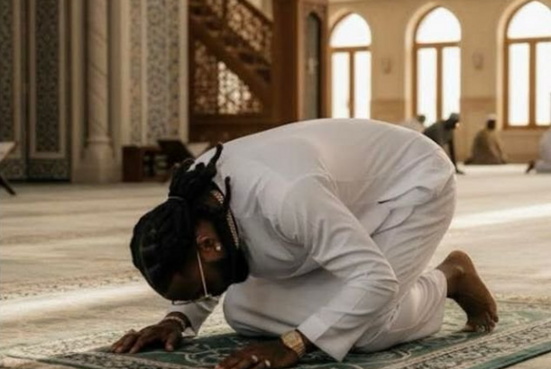 Nigeriyalı müğənni, “Qremmi” mükafatı laureatı Burna Boy İslamı qəbul edib