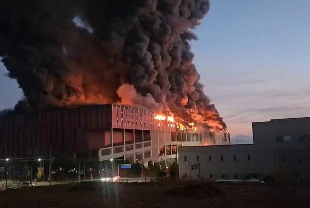 Logistika anbarı yanır