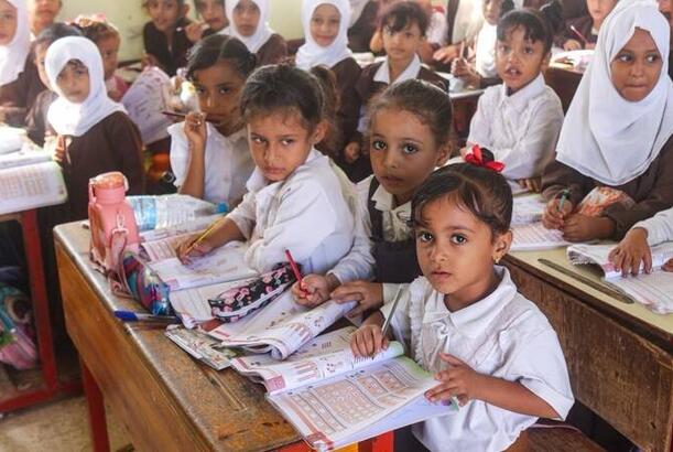 Yəməndə uşaqlar dərsliksiz təhsil alırlar...