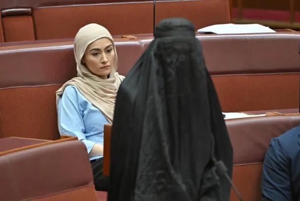 Senator burqa etirazına görə vəzifəsindən kənarlaşdırılıb...