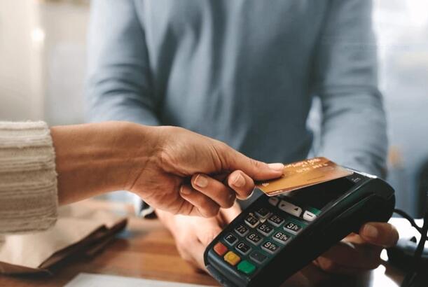 Azərbaycanda oktyabrda nağdsız ödənişlərin 88 %-i elektron ticarətin payına düşüb