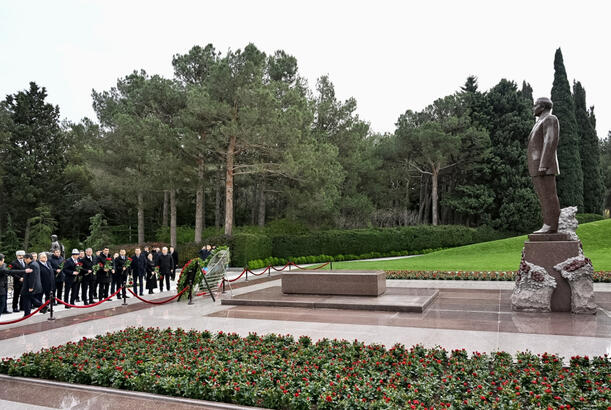 Qırğızıstan nümayəndə heyəti Ulu Öndər Heydər Əliyevin məzarını ziyarət edib - FOTOLAR