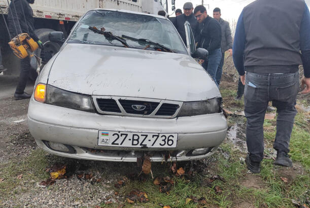 Xaçmazda minik avtomobili dərəyə aşıb