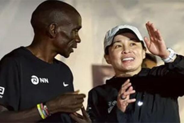 Kraliça Keniyadan olan ikiqat Olimpiya çempionu ilə birlikdə görünüb...