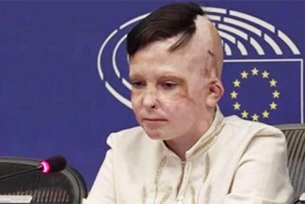 11 yaşlı Romanın hekayəsini danışan  tərcüməçi göz yaşlarına boğuldu...