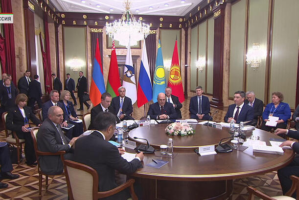 Aİİ getdikcə daralır