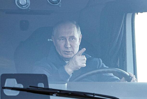 Putin maşın sürməyi sevir, amma Moskvada yox...