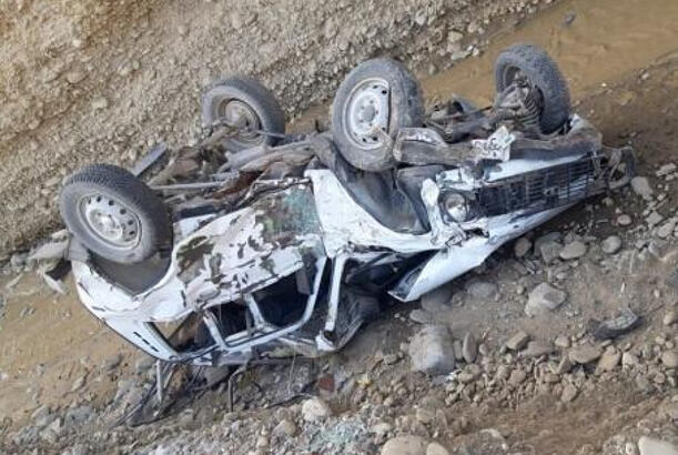 Qusarda avtomobil dərəyə aşıb