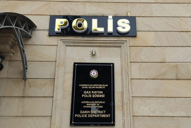 Qaxda “Opel” aşıb, 2 nəfər yaralanıb