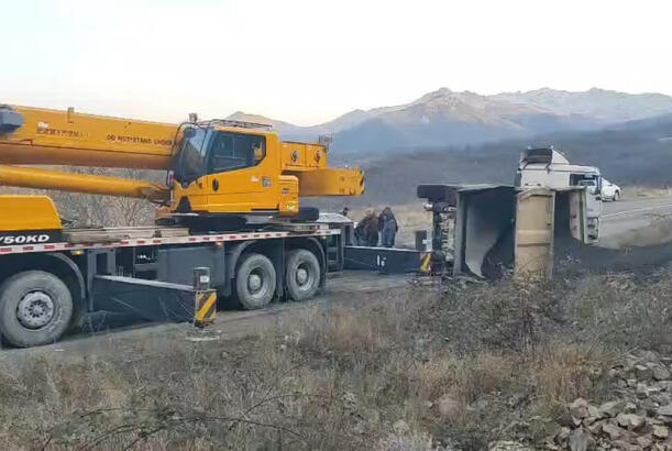 Laçın-Şuşa yolunda yük maşını aşıb