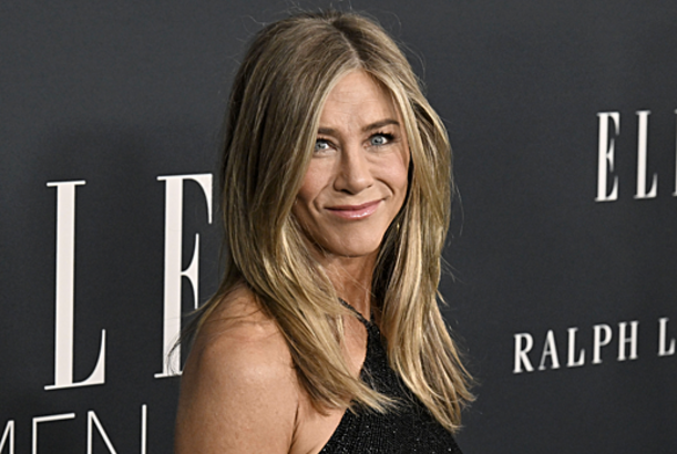 Rus təqaüdçü Cennifer Anistonun müalicəsi üçün pul ödəyirmiş..?