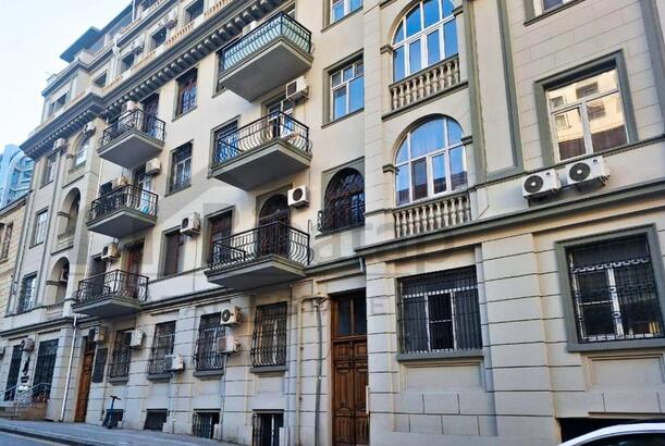 Bakıda yaşayış binasının daxili fasad hissəsində özbaşına artırma işlərinin qarşısı alınıb