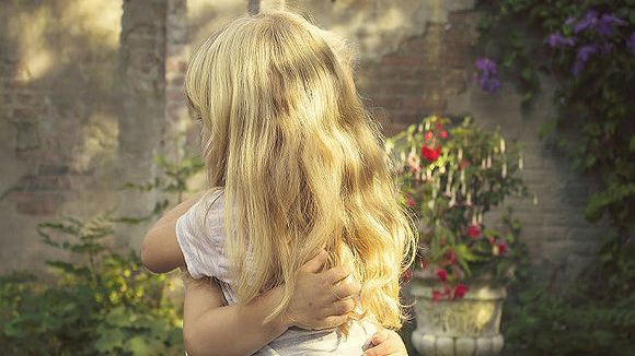 Daha xoşbəxt olmağın sadə bir yolu tapılıb: Qucaqlaşmaq...