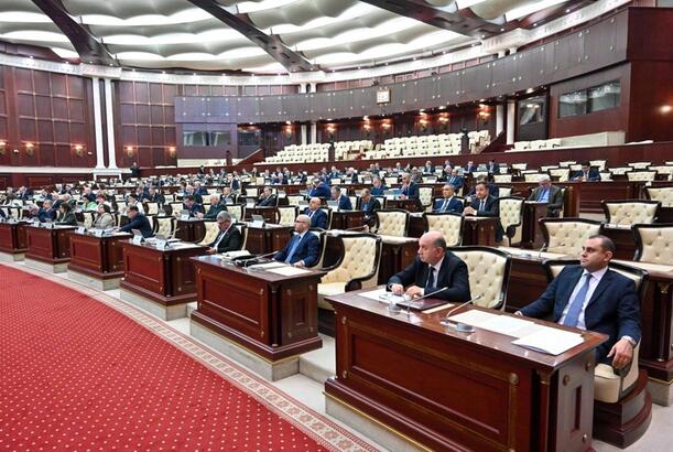 Milli Məclis hakimlər haqqında dəyişiklikləri sonuncu oxunuşda qəbul edib