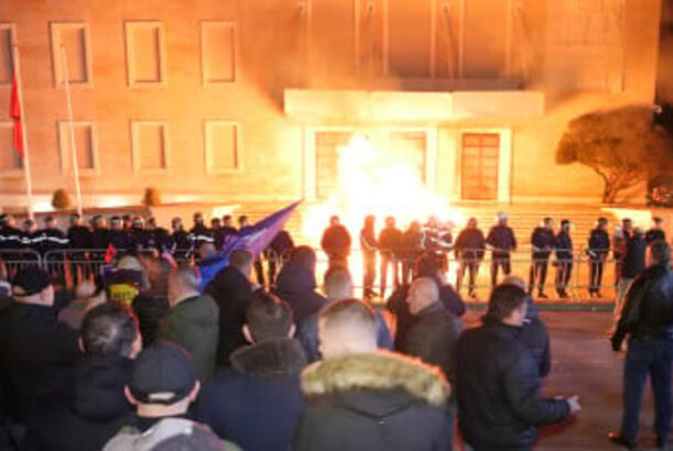 Albaniya Baş nazirinin ofisinə Molotov kokteyli atılıb...