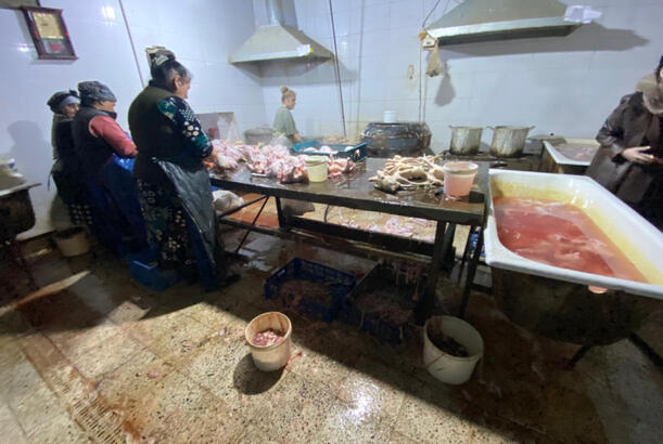 Xırdalanda qanunsuz və antisanitar şəraitdə fəaliyyət göstərən quş kəsimi sexinin fəaliyyəti dayandırılıb - FOTOLAR