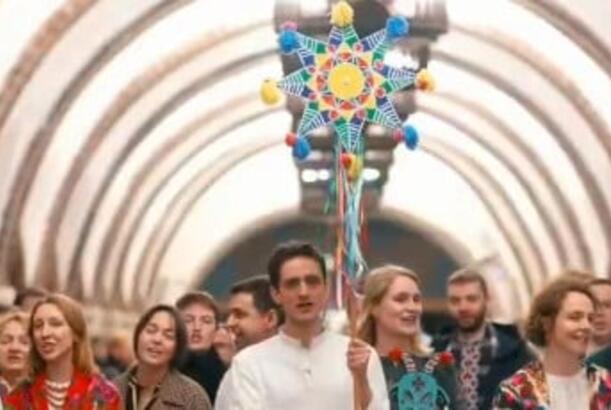 Bu səfirliklər Kiyev metrosunda "Şçedrık" mahnısını oxuyublar...