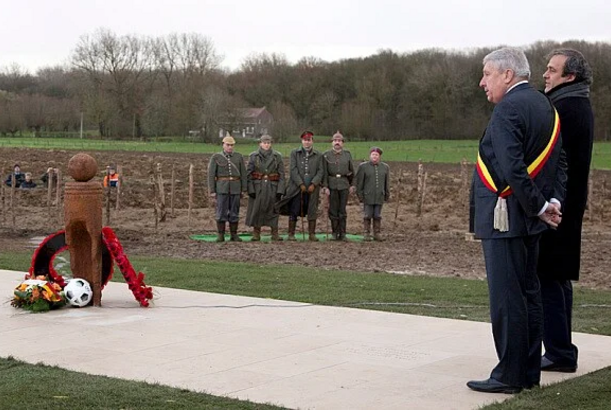 Və sonra onlar futbol oynadılar...