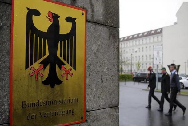 Ukraynalı kişilər döyüşmək üçün vətənlərinə qayıtmalıdırlar...